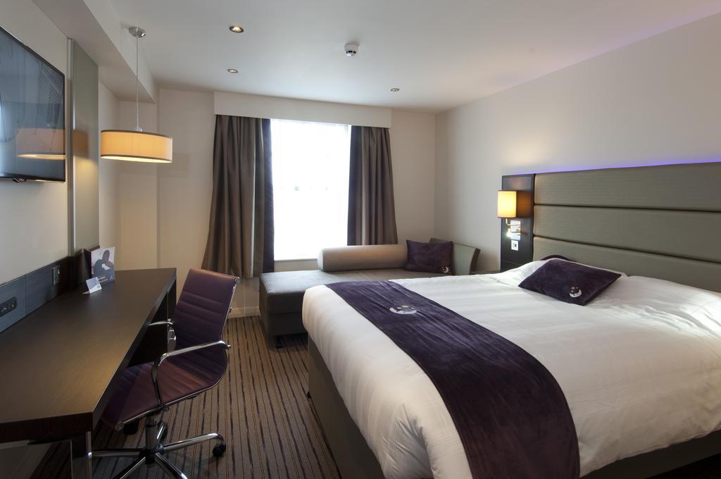 Premier Inn 哈洛 外观 照片