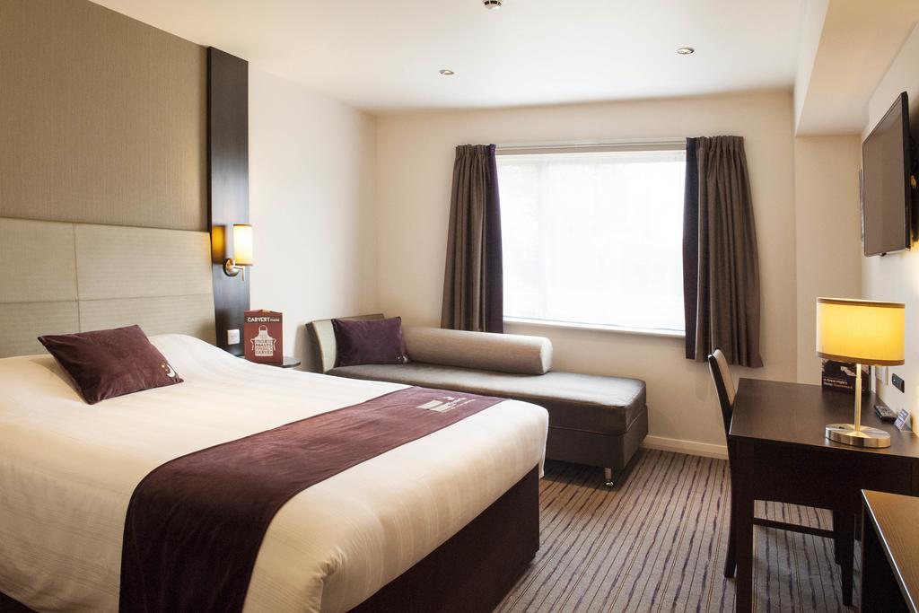 Premier Inn 哈洛 外观 照片