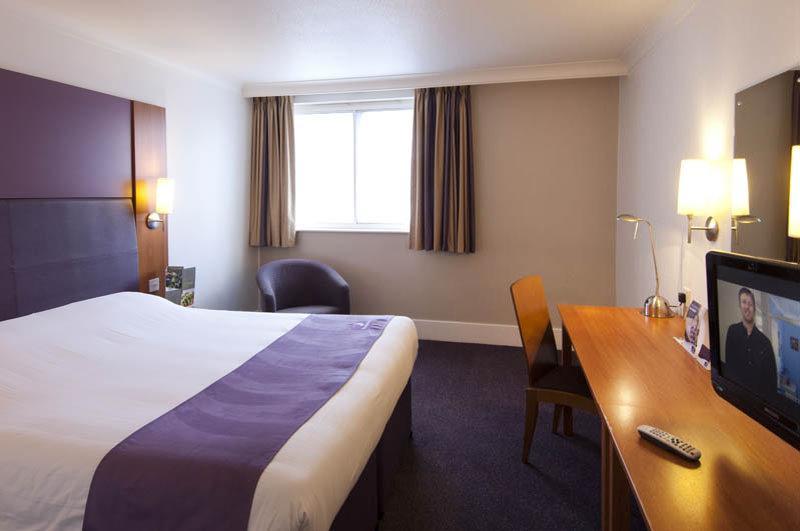 Premier Inn 哈洛 外观 照片