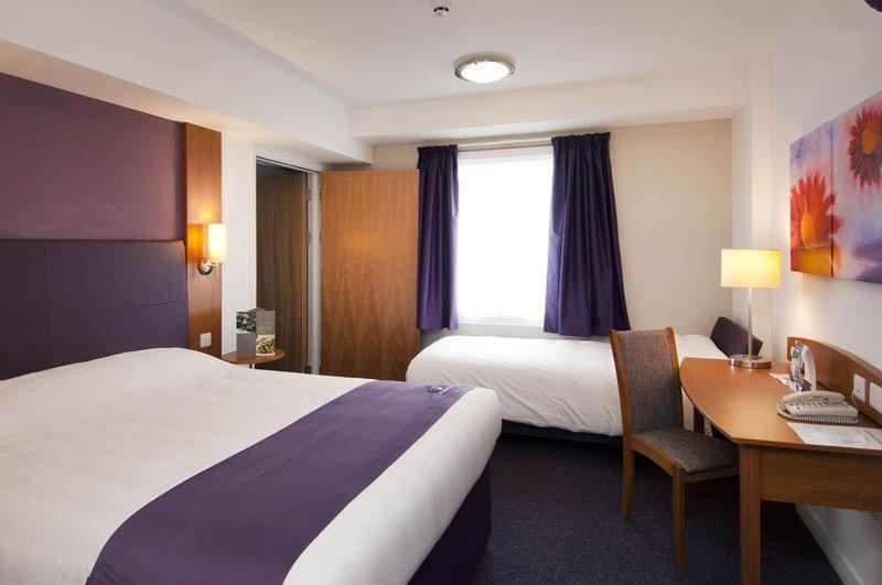Premier Inn 哈洛 外观 照片
